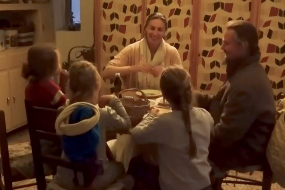 I coniugi Nathan e Catharine, la famiglia del bosco a tavola con i bambini