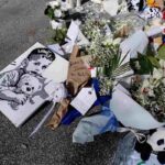 Fiori e disegni per Domenico fuori dall'ospedale Monaldi