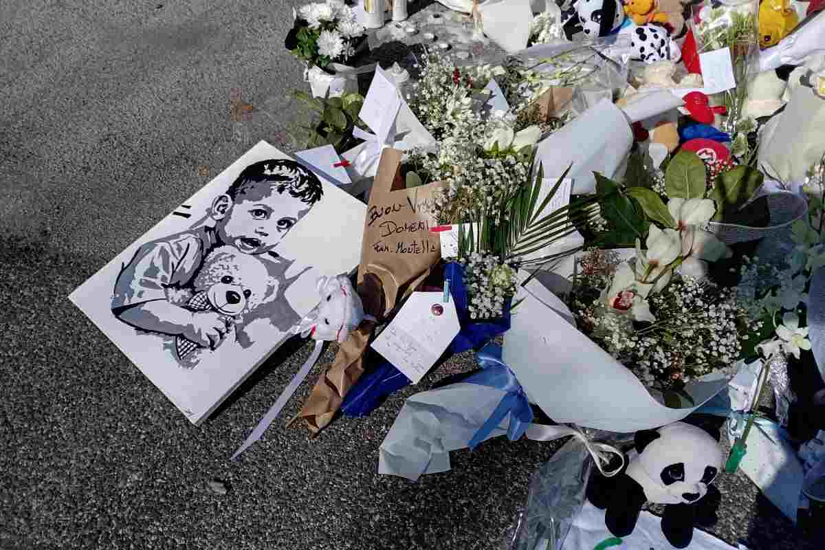 Fiori e disegni per il piccolo Domenico, il bimbo morto per il trapianto di cuore.