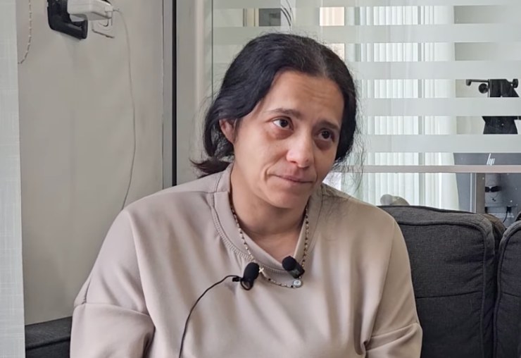 Patrizia la mamma di Domenico seduta su un divanetto con il volto stravolto dall'angoscia