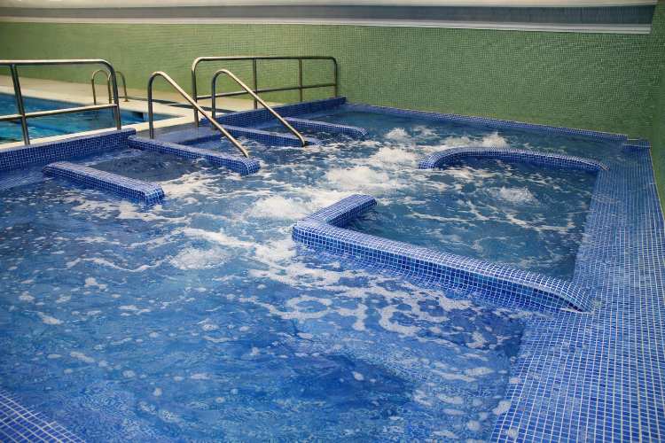 Piscina con getti idromassaggio