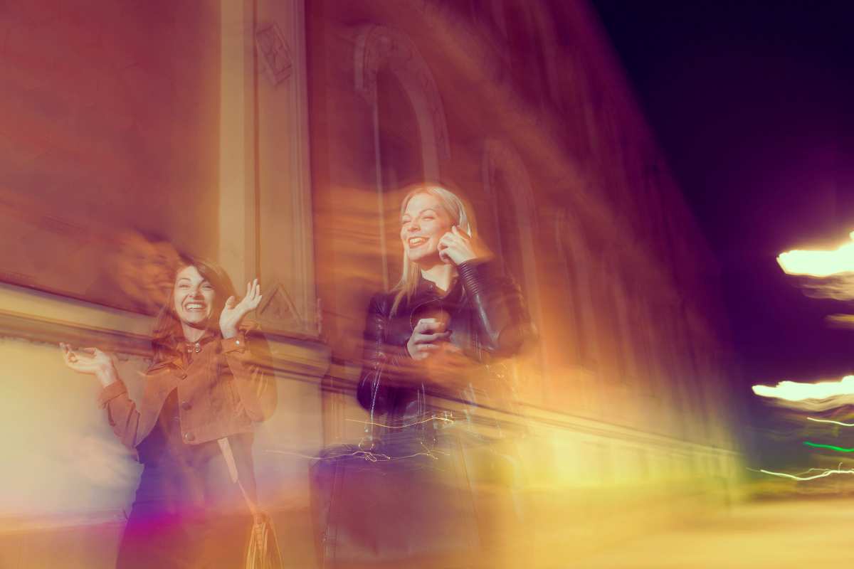 Due ragazze in strada ridono e si divertono