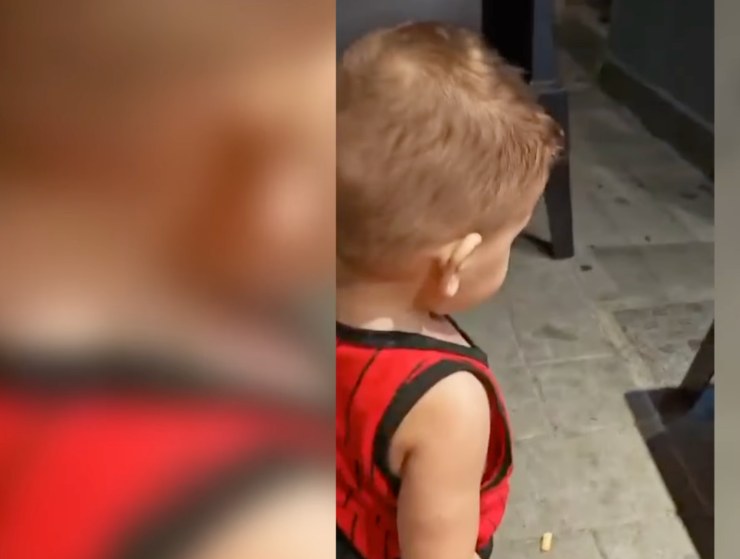 Il piccolo Domenico in piedi di spalle