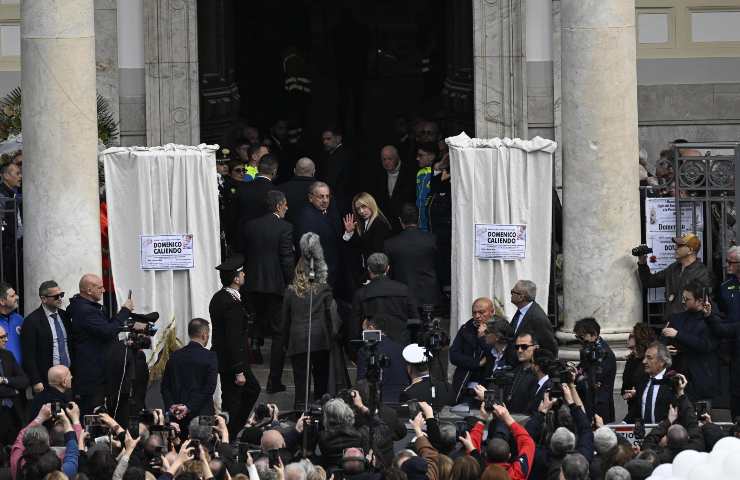 Funerali di Domenico Caliendo, palloncini bianchi e foto fuori dalla chiesa.