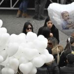Funerali del piccolo Domenico Caliendo con palloncini bianchi e la foto del piccolo