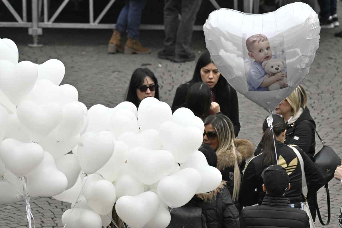 Funerali del piccolo Domenico Caliendo con palloncini bianchi e la foto del piccolo