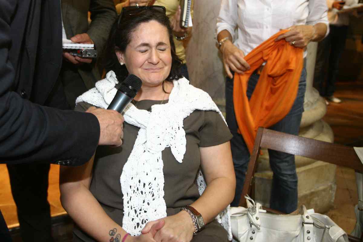 La mamma di Tommaso Onofri in tribunale in lacrime con di fronte a sé un microfono