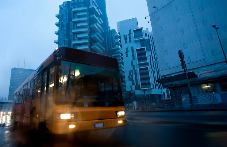Autobus in transito a tardo pomeriggio in città.