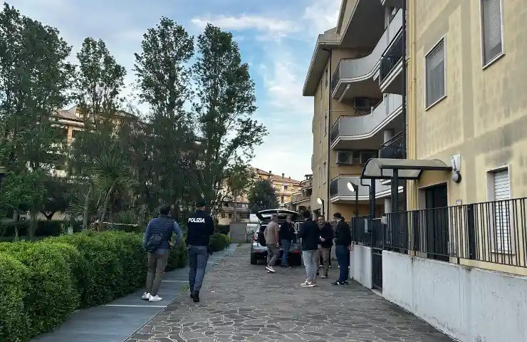 Persone all'esterno di un condominio.