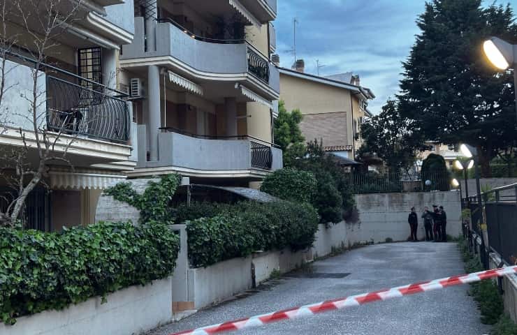 Nastro bianco e rosso che interdice il passaggio verso un condominio.