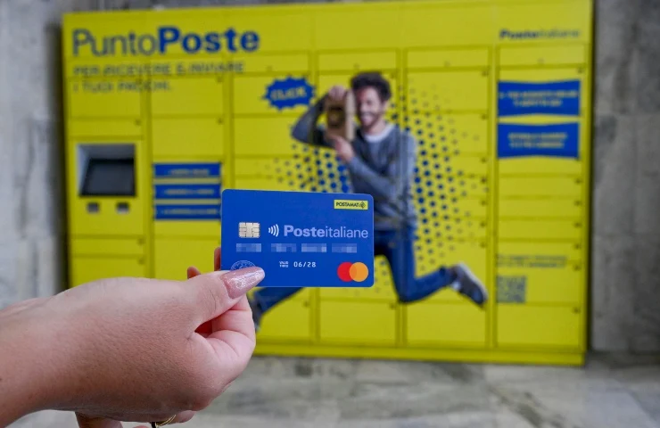 Carta Acquisti in una mano di donna.