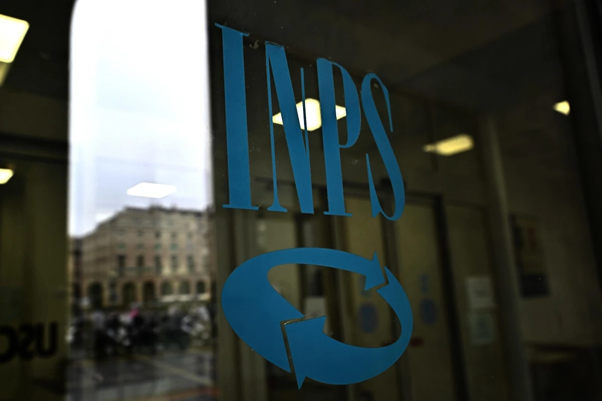 Logo INPS sulla vetrata di ingresso dell'Istituto Nazionale di Previdenza Sociale.