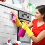 donna pulisce la cucina