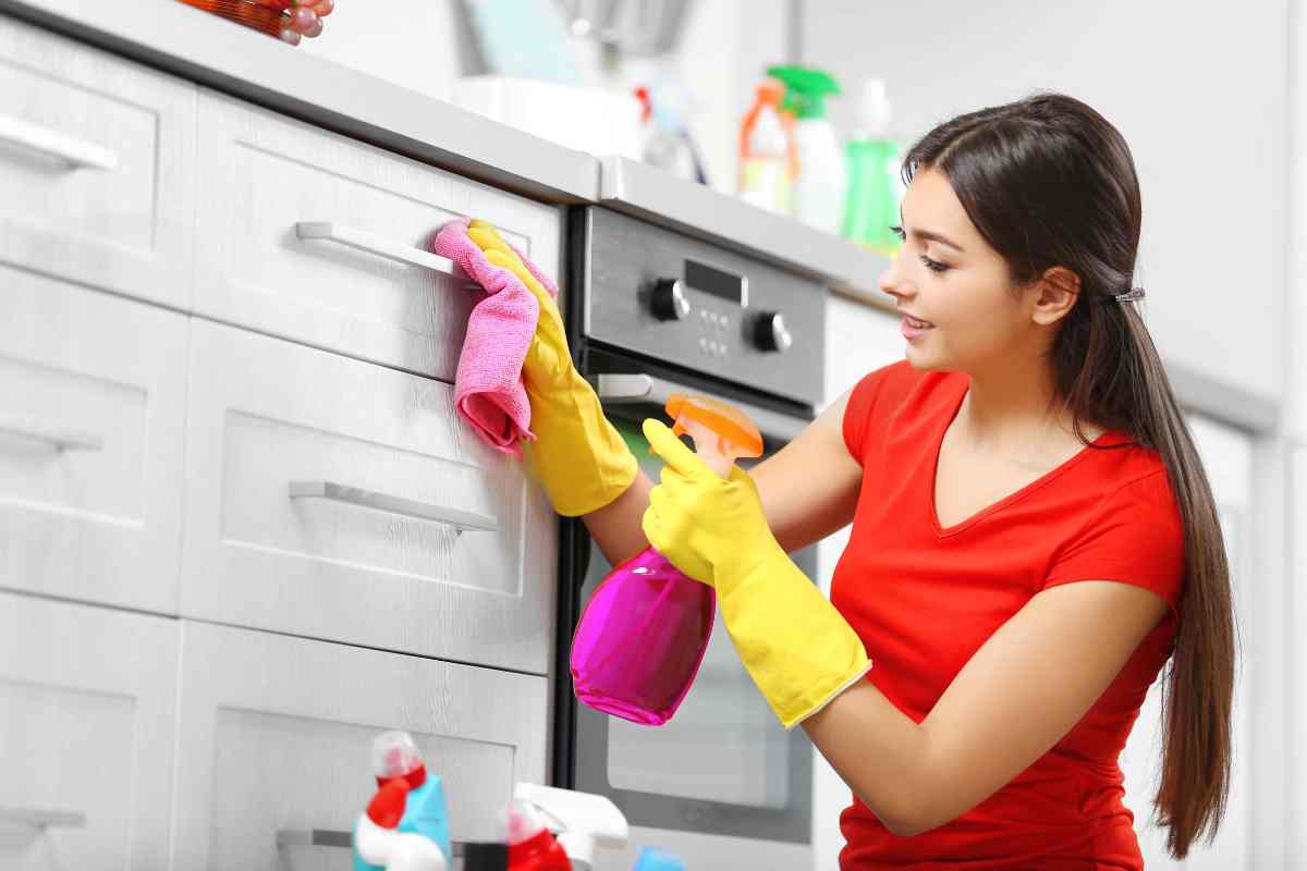 donna pulisce la cucina