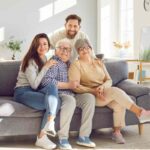 genitori e figli sul divano