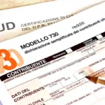 Primo piano di un modello 730 precompilato 2026 e certificazione unica su una scrivania con penna.