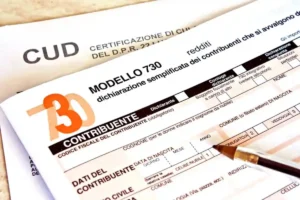 Primo piano di un modello 730 precompilato 2026 e certificazione unica su una scrivania con penna.