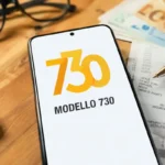 Modello 730 con spese mediche e rimborsi sanitari su scrivania con calcolatrice, ricevute fiscali e stetoscopio.