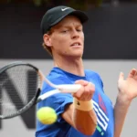 Jannik Sinner colpisce la pallina di tennis con la racchetta in dritto destro.