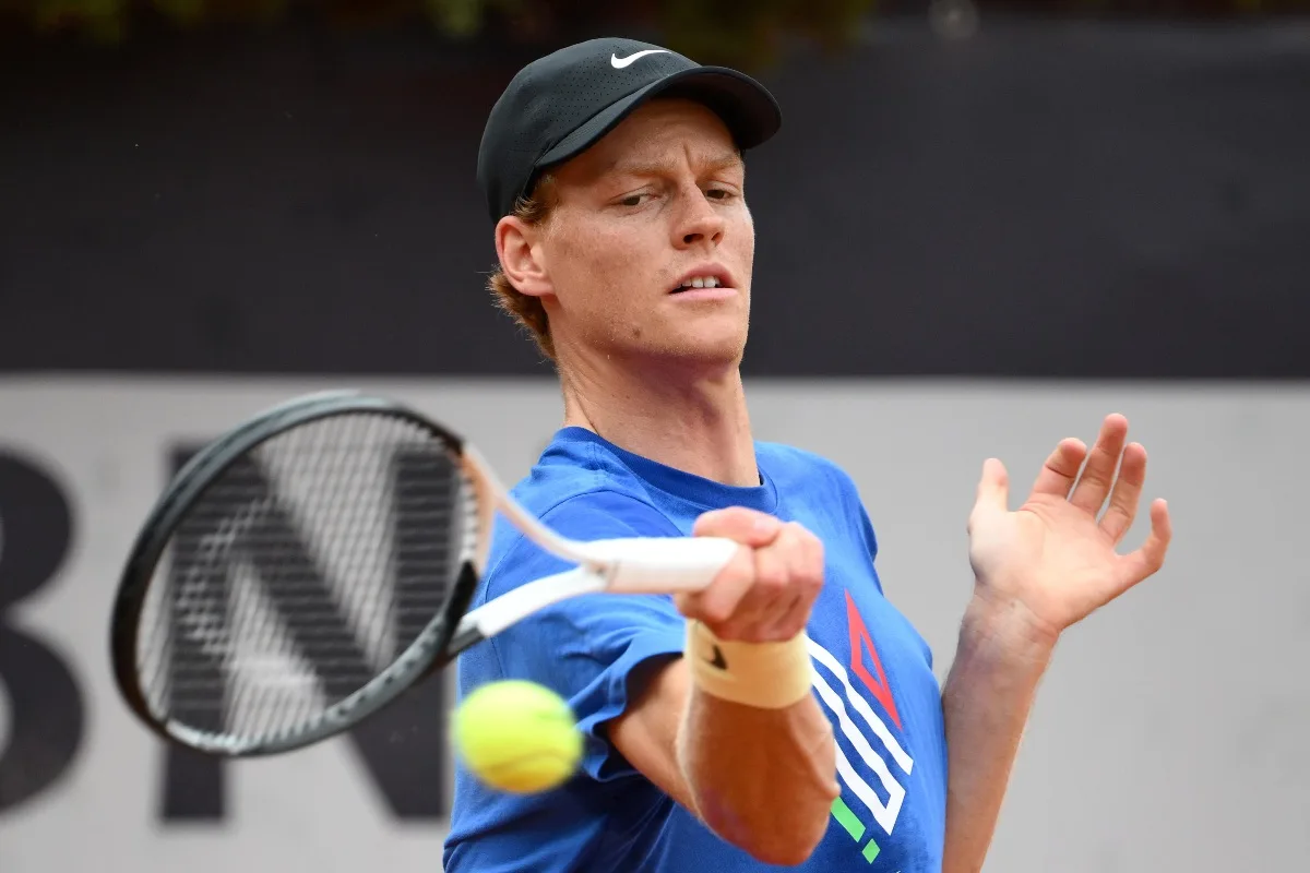Jannik Sinner colpisce la pallina di tennis con la racchetta in dritto destro.