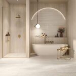 Panaria Perpetual gres effetto travertino per bagno luminoso